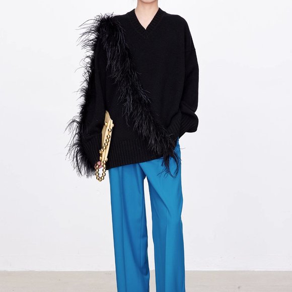 CHICJOC Women cashmere and wool V-neck sweater with handmade ostrich feather - Picture 6 of 15